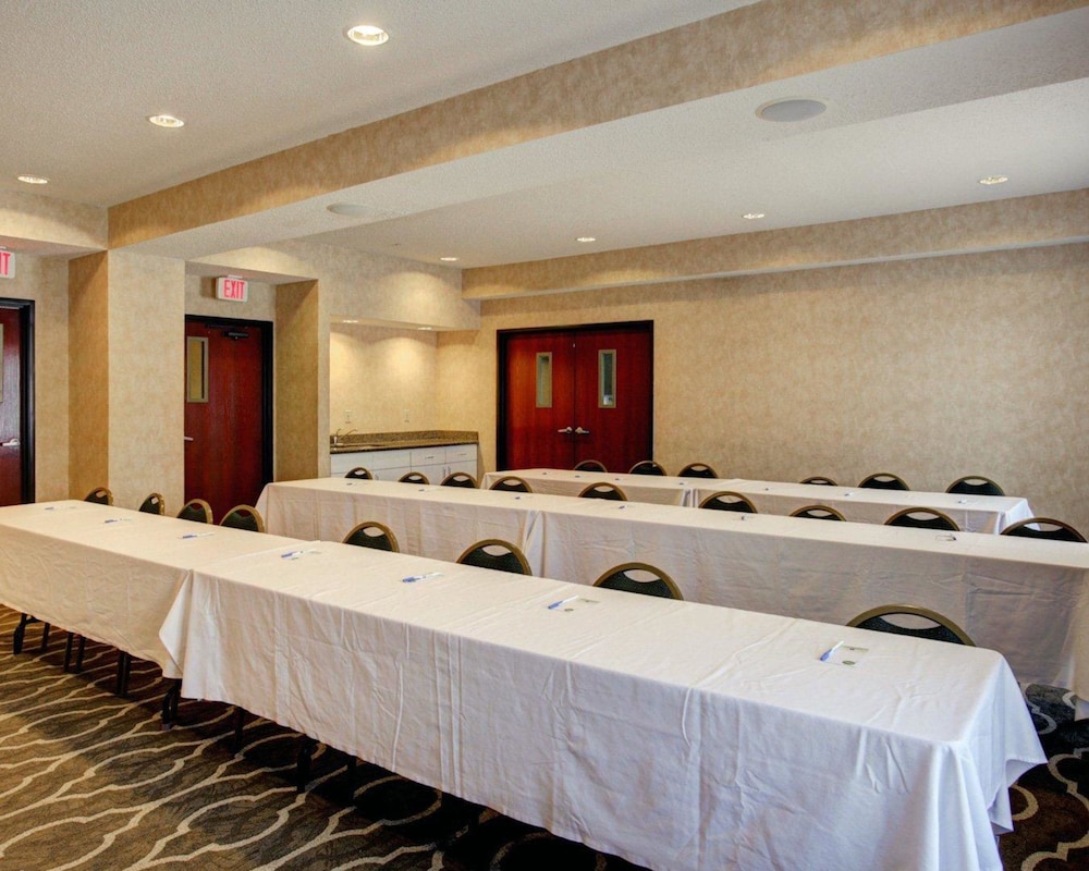 Comfort Inn and Suites Seguin, TX 28/37