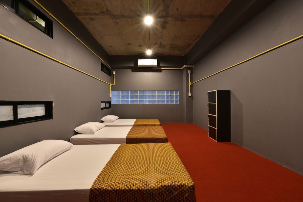248 Street Hostel 11/50