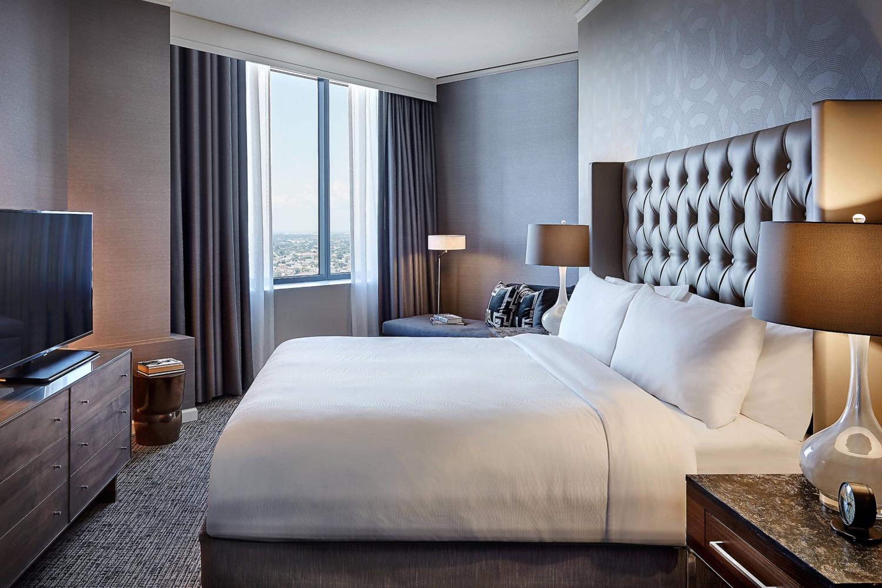 2 Bedrooms, Bi Level, Suite, 1 King and 2 Queen Beds, City View, Jetted Tub, Corner