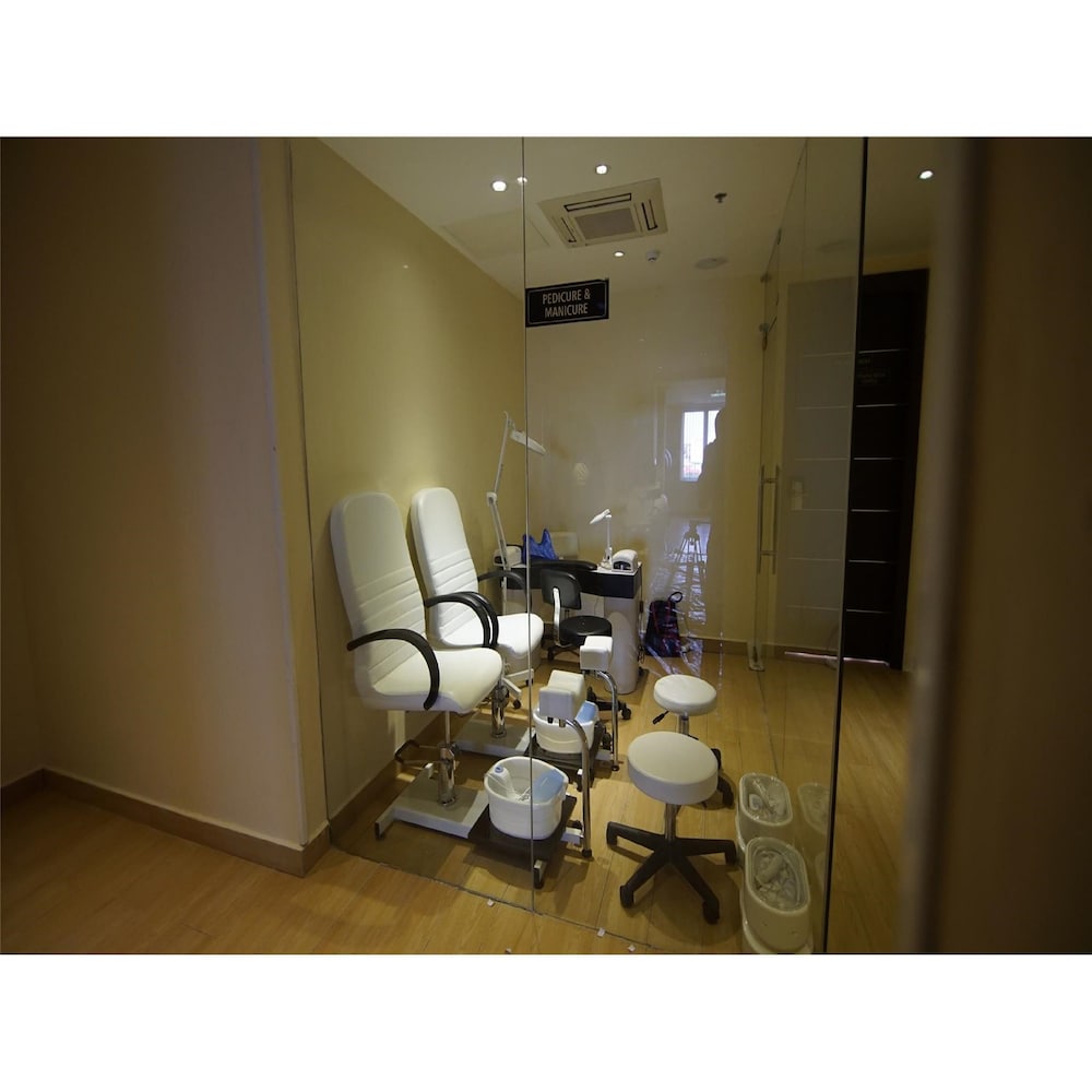 Pearlwort Hotel and Suites 38/45