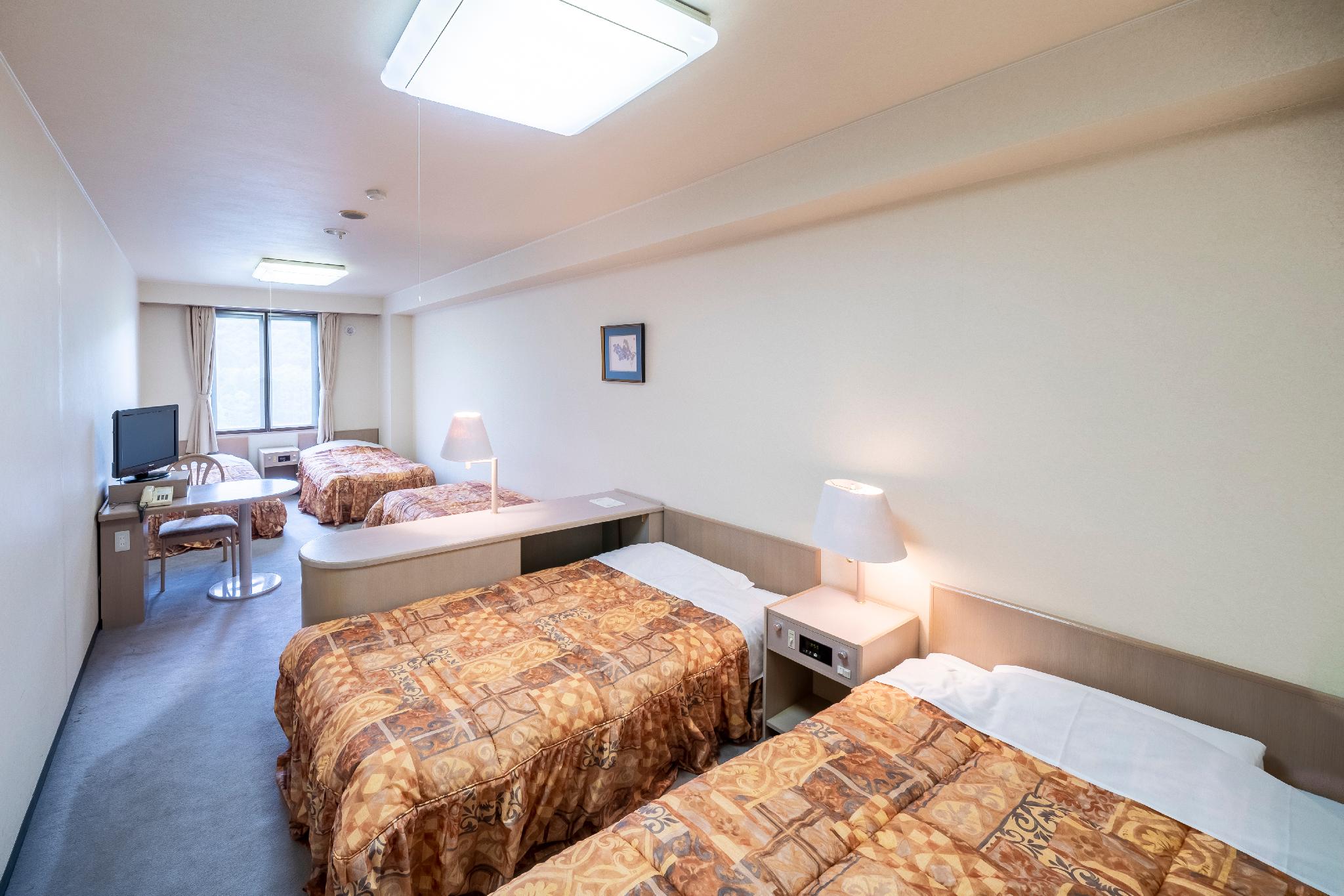 Room, 5 Beds, East Wing