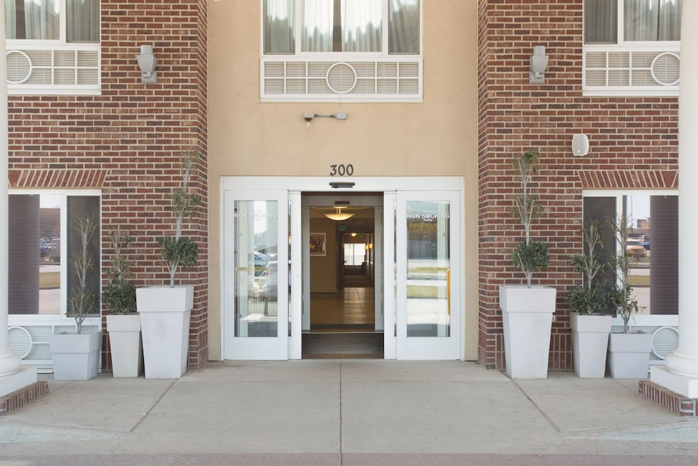 Holiday Inn Express and Suites Minot 36/50
