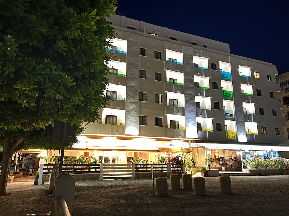 Poniente Playa Apartments in SAN ANTONIO