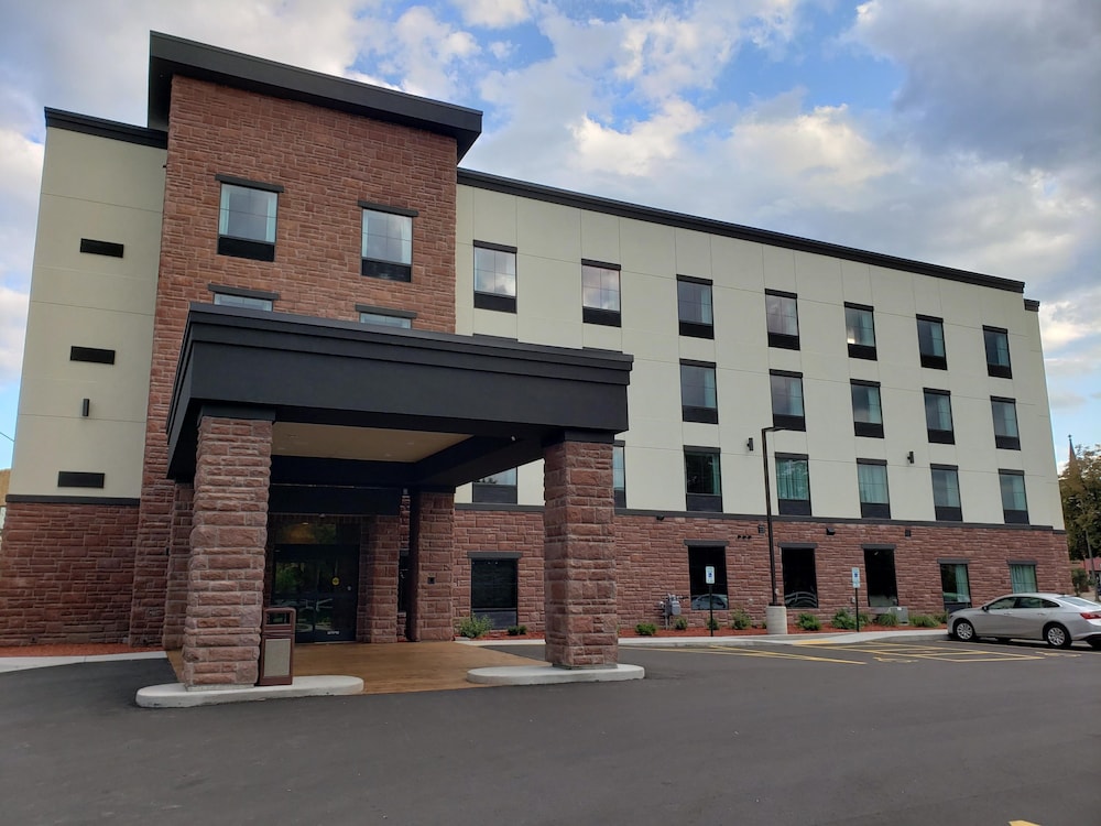 Cobblestone Hotel & Suites Janesville 1/38