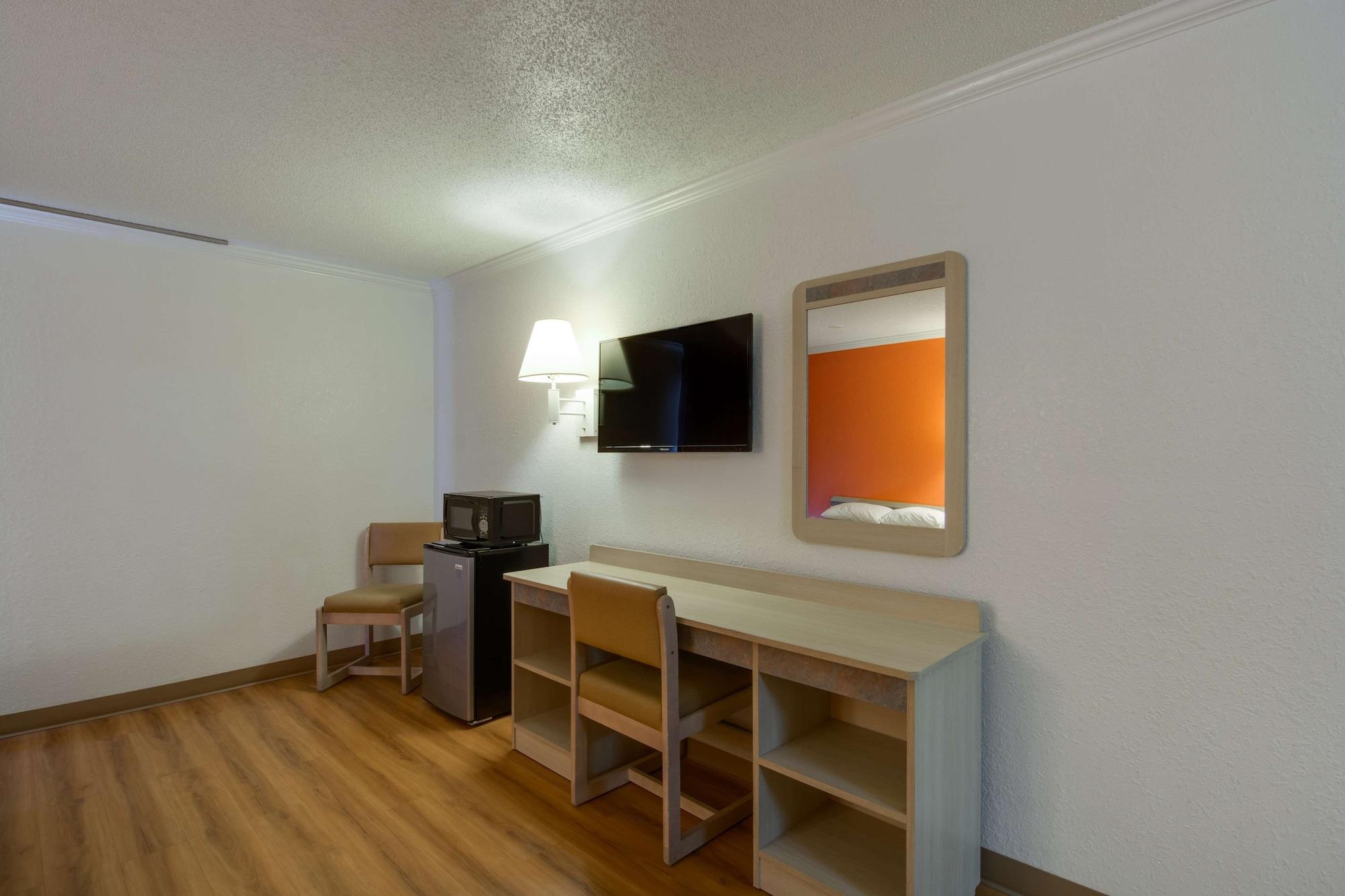 Motel6 Waukegan, IL 33/63