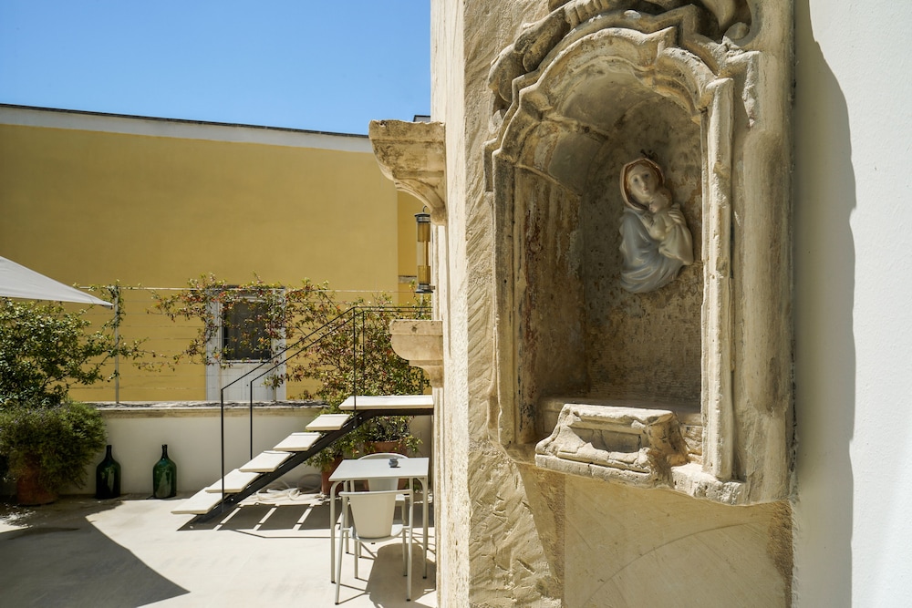 Palazzo de Noha 92/94