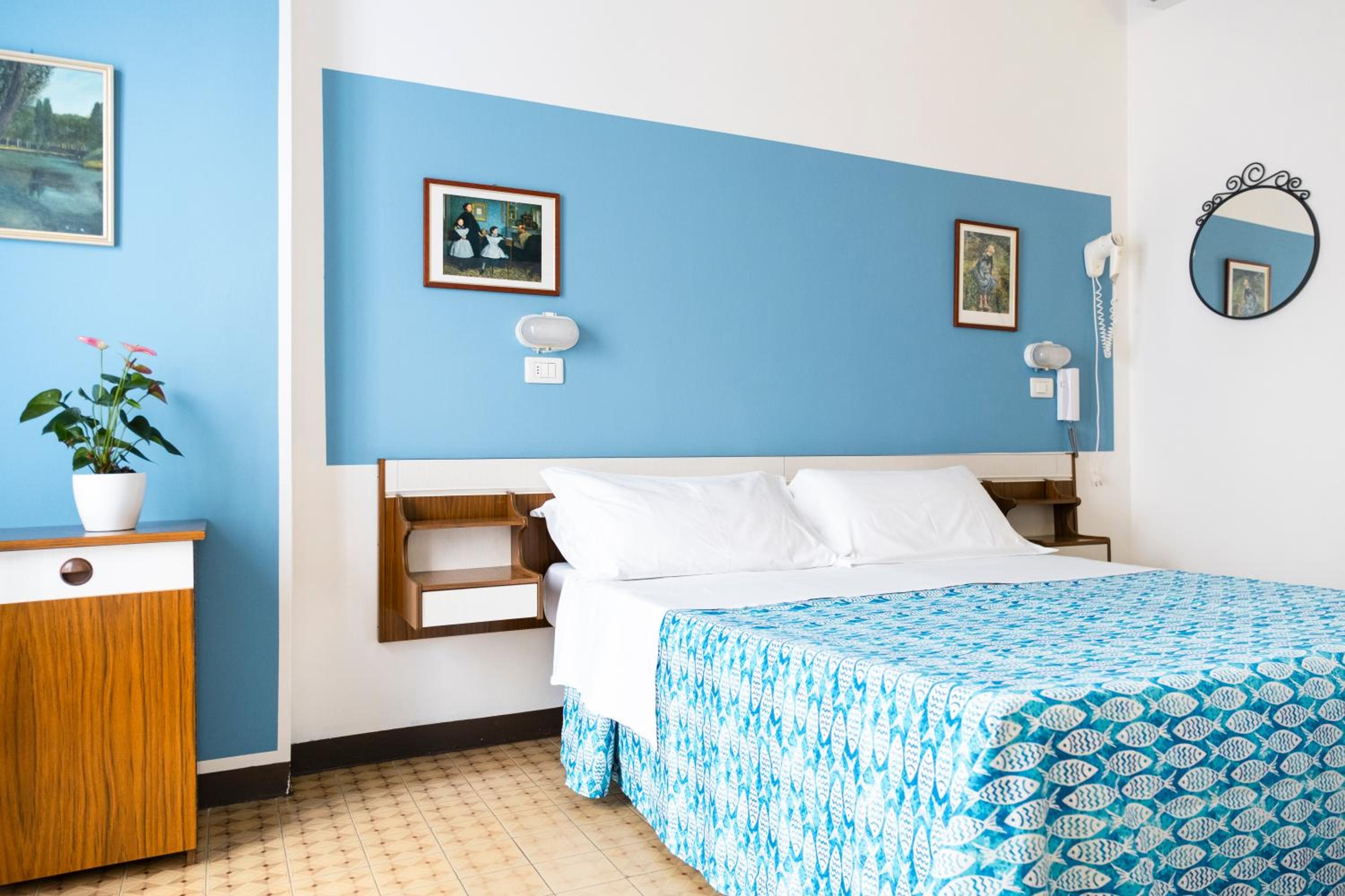 Hotel Cheri 16/48