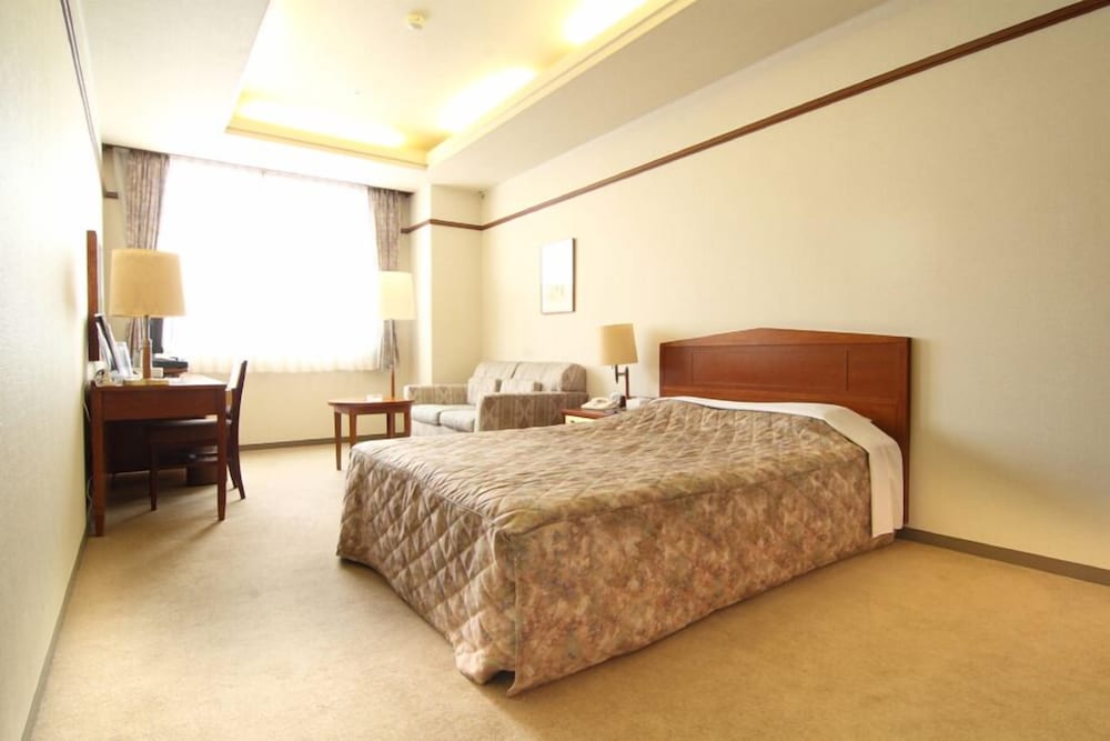 DELUXE, DOUBLE BED, SMOKING