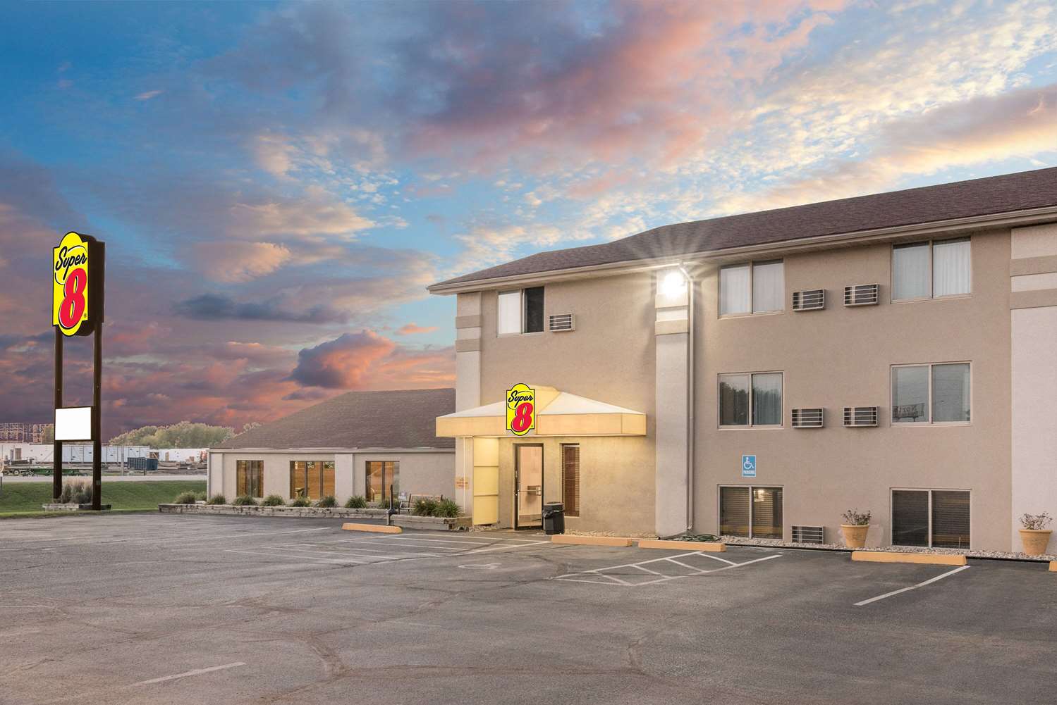 Super 8 by Wyndham Watertown 42/44