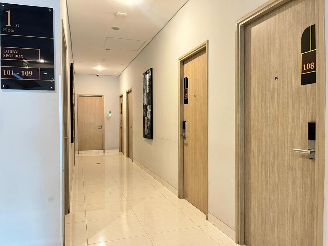 Front One Hotel Gresik 17/25
