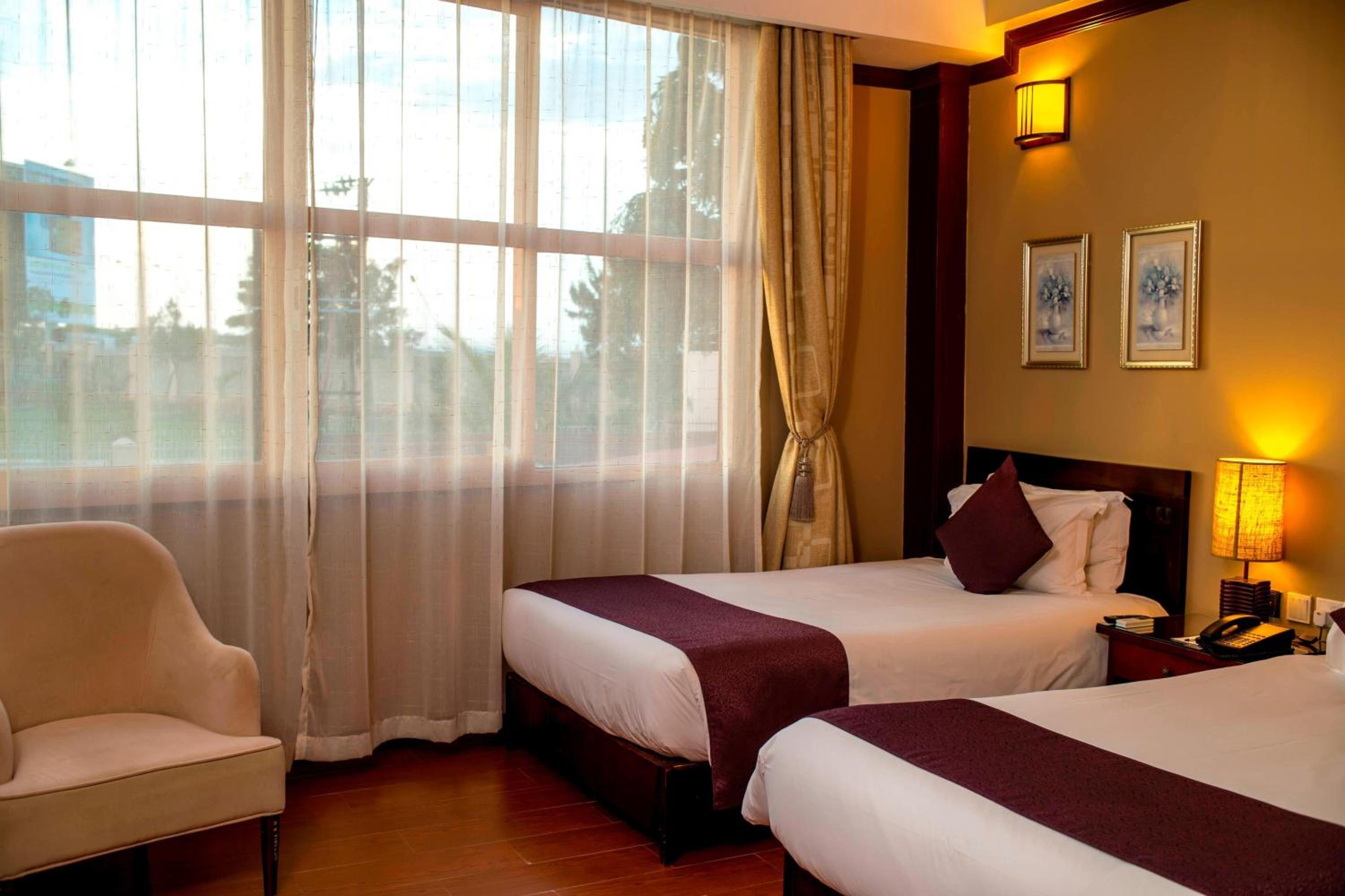 Victoria, Guest Room, Twin Beds, Lake View