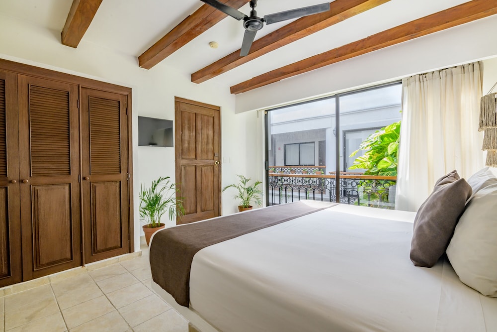 DELUXE, KING BED, CITY VIEW, BALCONY