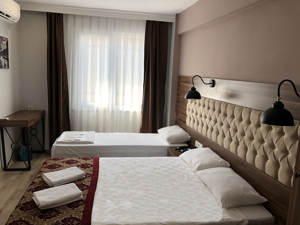 The Reina Hotel 30/70