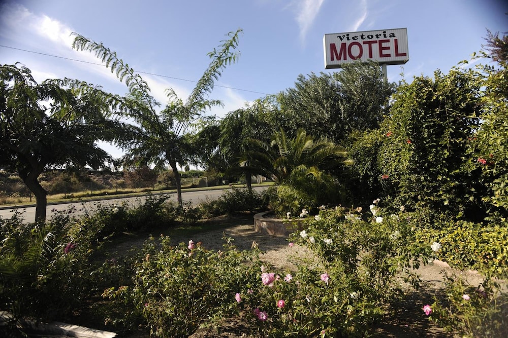 Victoria Motel 23/24
