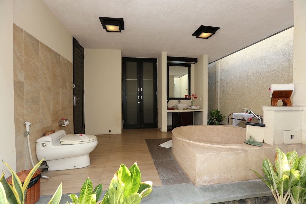 THE SANYAS SUITE 71/72