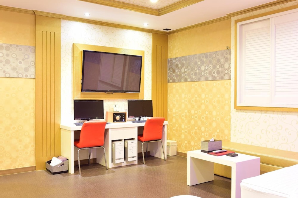V Hotel 40/50