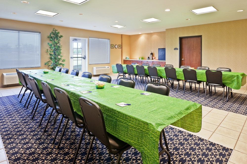 Holiday Inn Express Hotel Suites Paragould 55/60