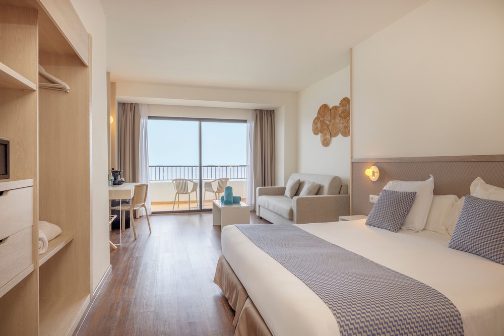 غرفة سوبيريور بسرير كوين بإطلالة على البحر بشرفة مع أريكة، Alua Calas de Mallorca Resort 4/10