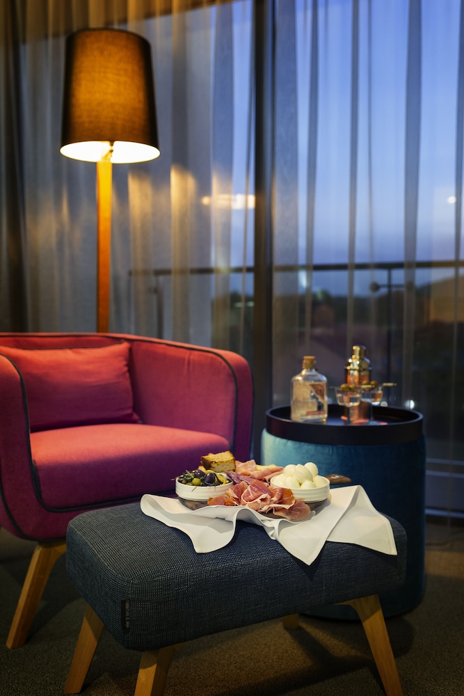 EAST HOTEL 27/60