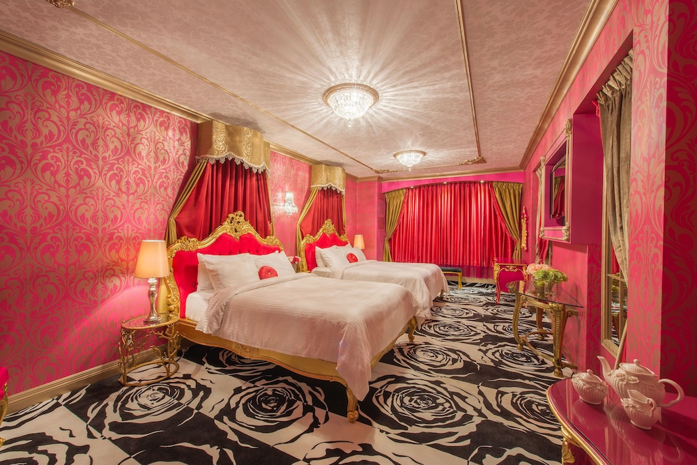 Fantasyland Hotel 35/84