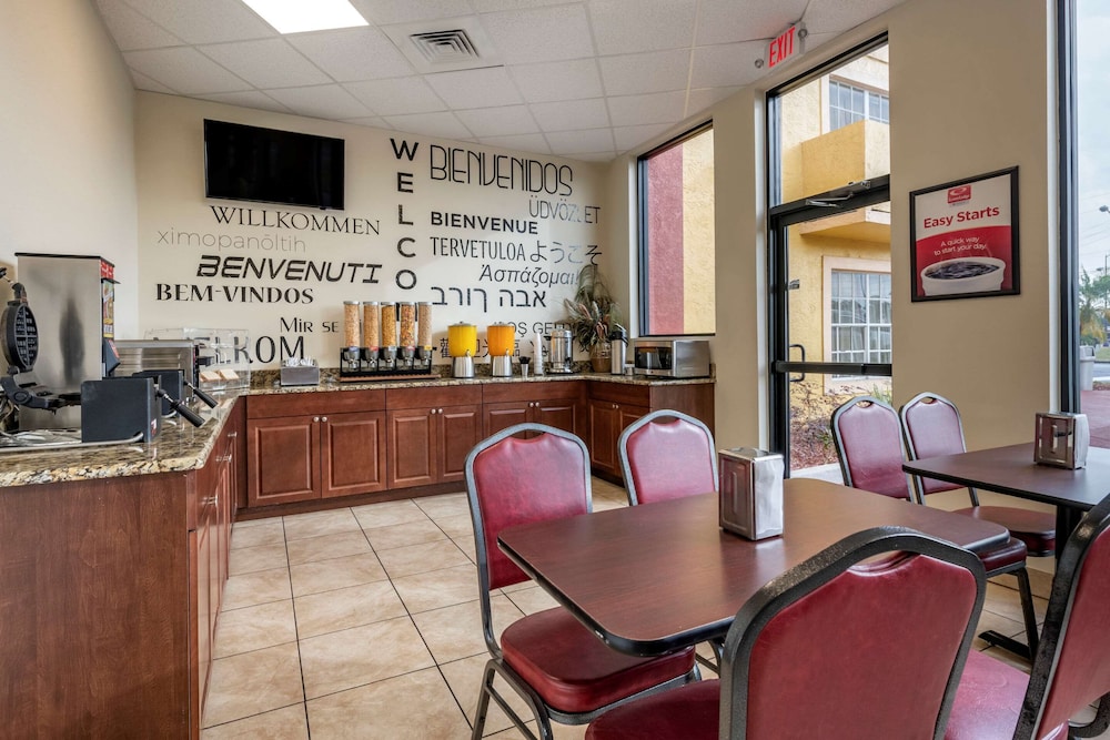 Econo Lodge Inn Suites Maingate Central 21/33