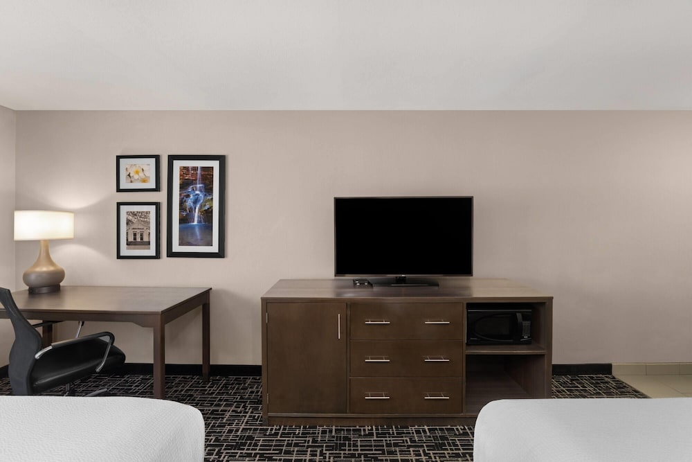La Quinta Inn & Suites by Wyndham Fayetteville 50/59