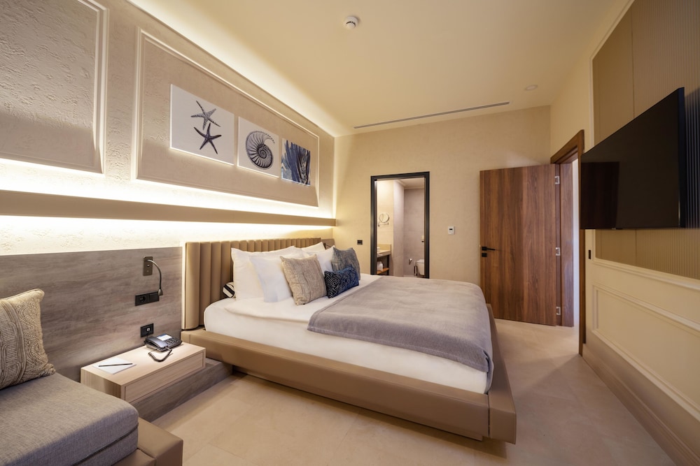 Liu Resorts 25/72