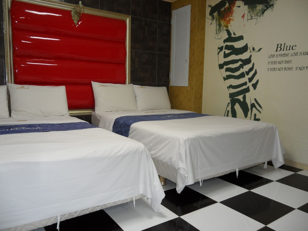 Blue Hotel 16/53