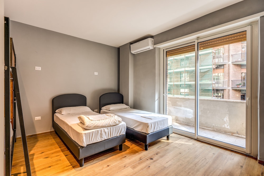 Female Dorm, Female Only, 4 People