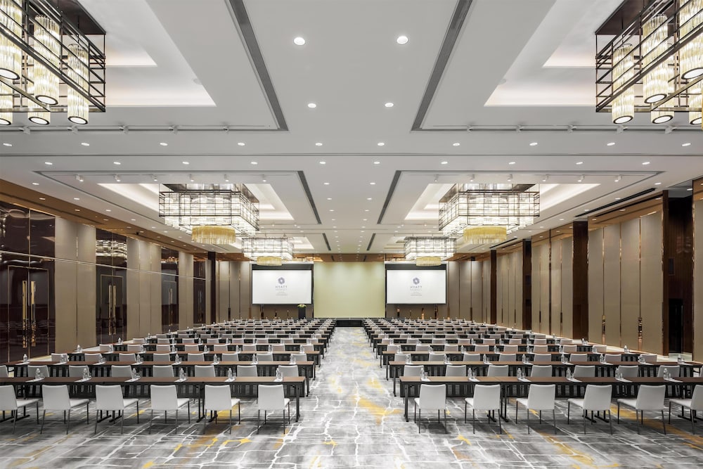 Hyatt Regency Shanghai Global Harbor 64/75