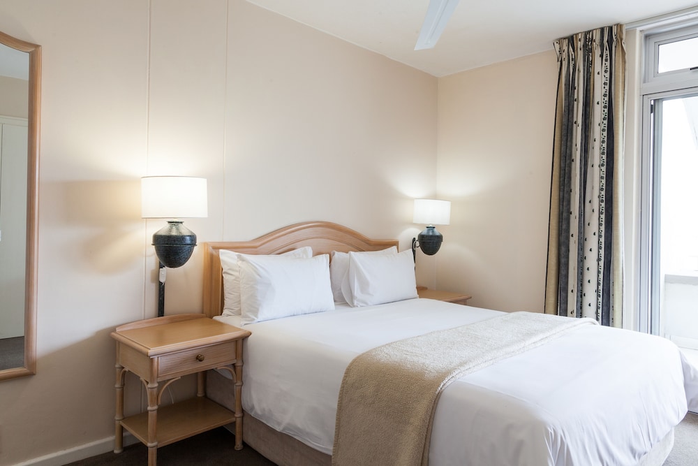Dolphin Beach Hotel 23/76