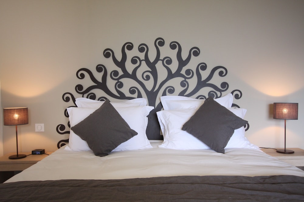 COMFORT, QUEEN BED