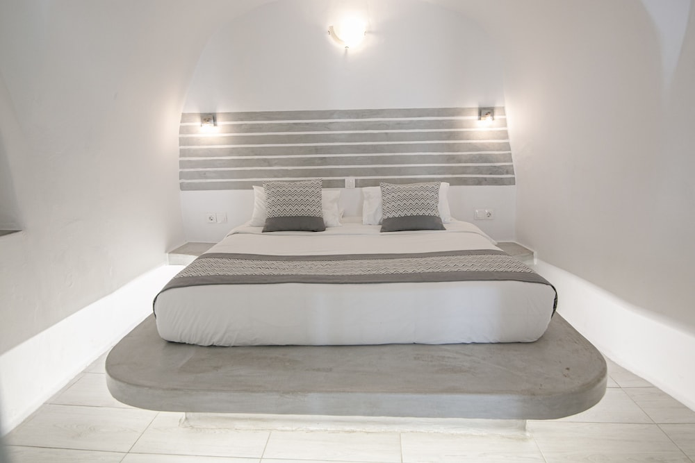 Honeymoon, Suite, Queen Bed, Sea View, Hot Tub, Vogue Suites 2/3