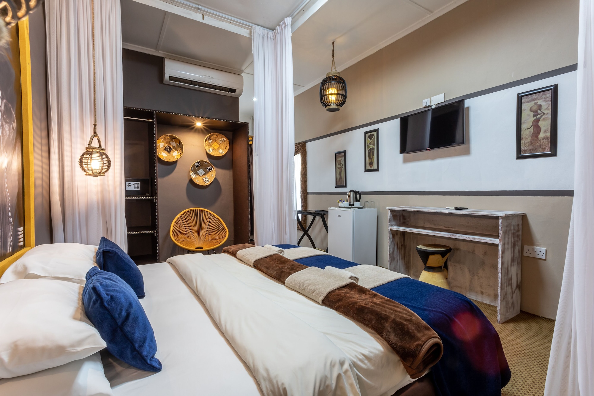 DELUXE, QUEEN BED