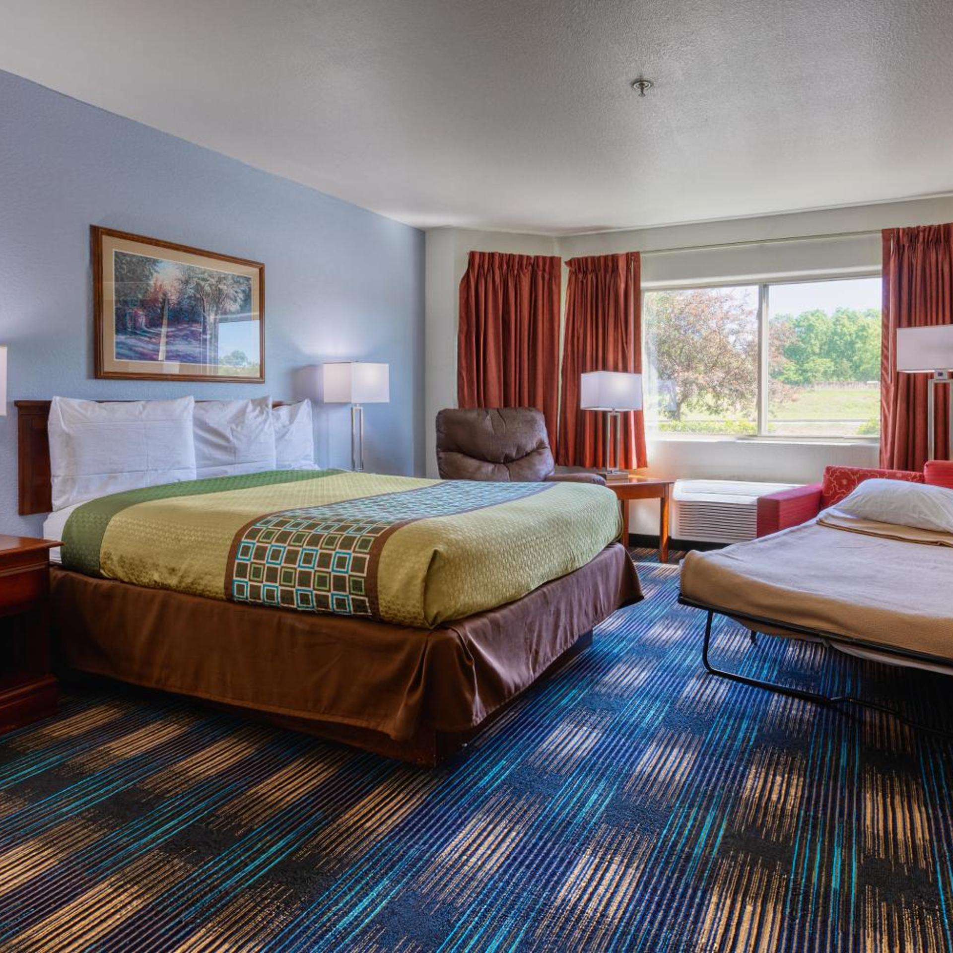 Suite, Queen Bed, Sofa