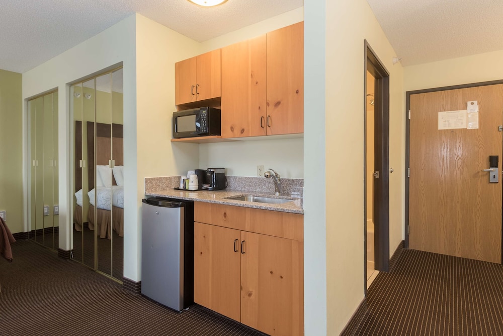 White Pines Inn & Suites of Holland 22/48