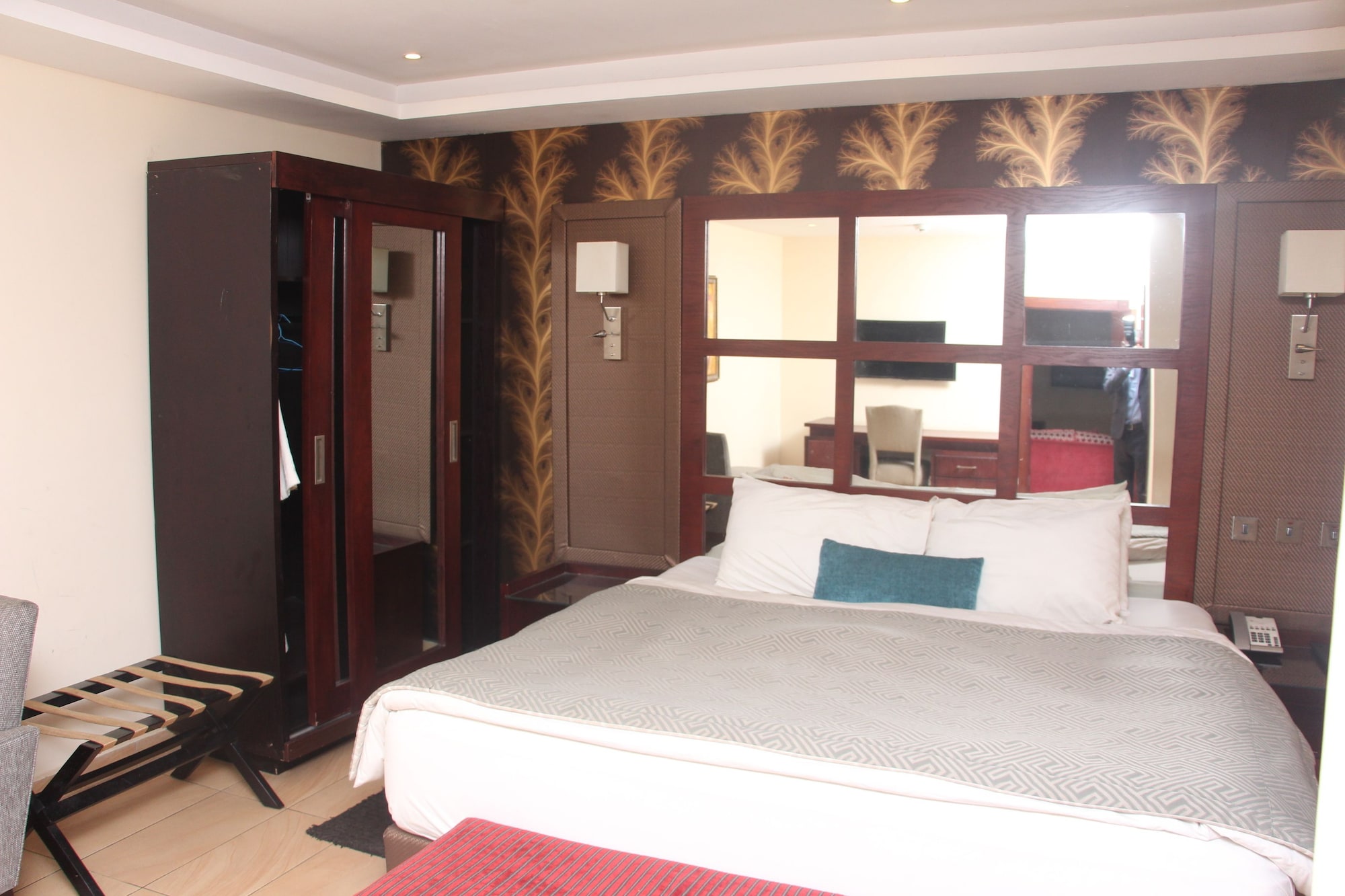 LUXURY, SUITE