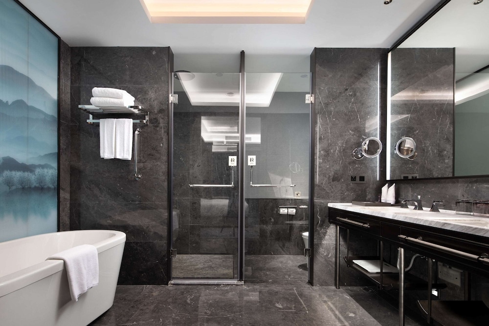 DELUXE, SUITE, KING BED