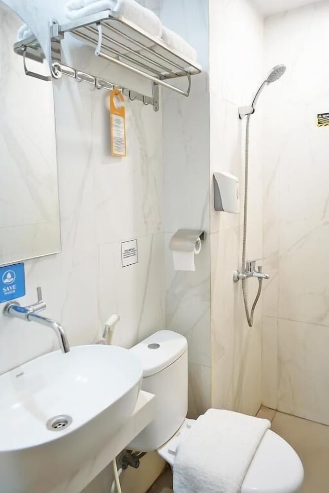 Front One Hotel Sragen 13/15