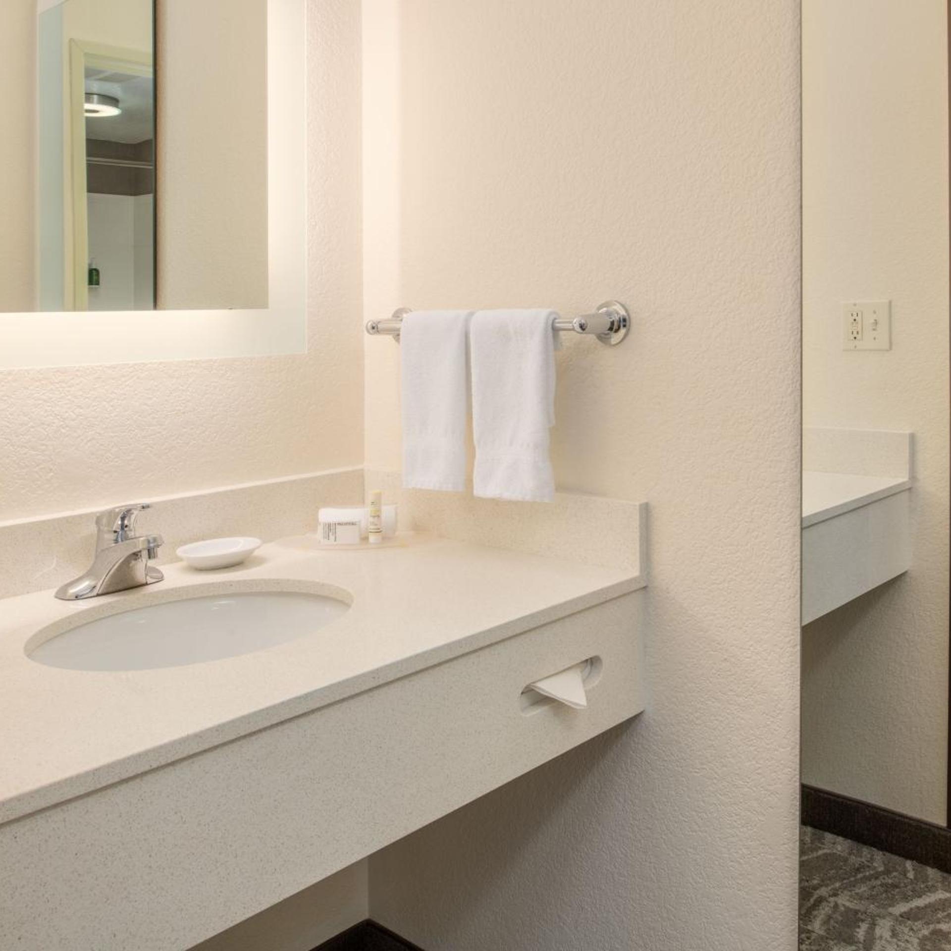 جناح بسرير كينج مع سرير سحّاب إضافي مع أريكة لذوي الإعاقة، SpringHill Suites by Marriott Portland Airport 4/5