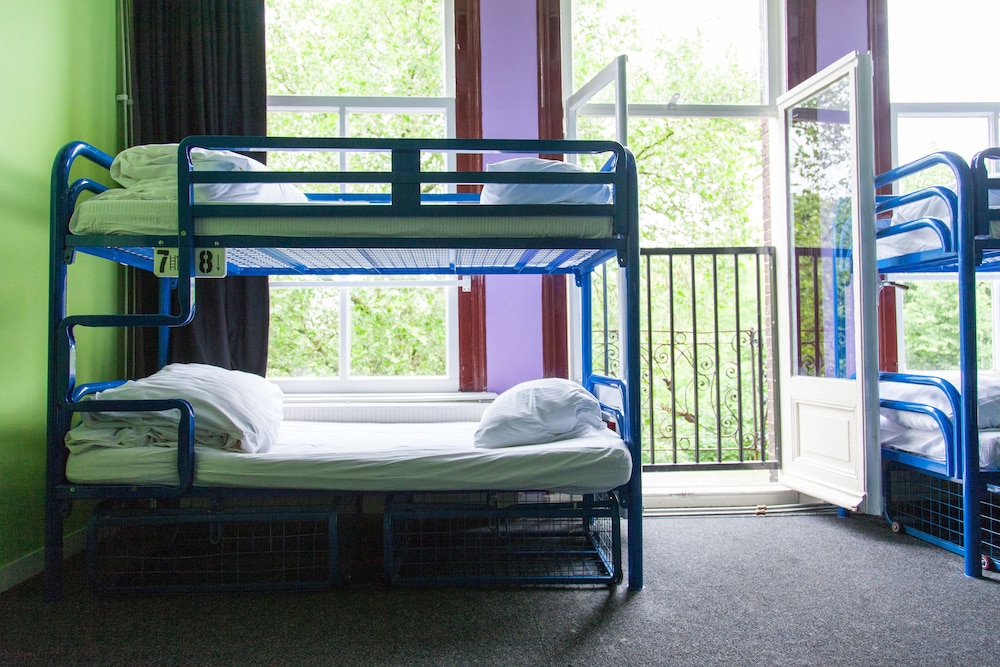 Mixed Dorm, 8 People, 4 Bunk Beds, Shared Bathroom