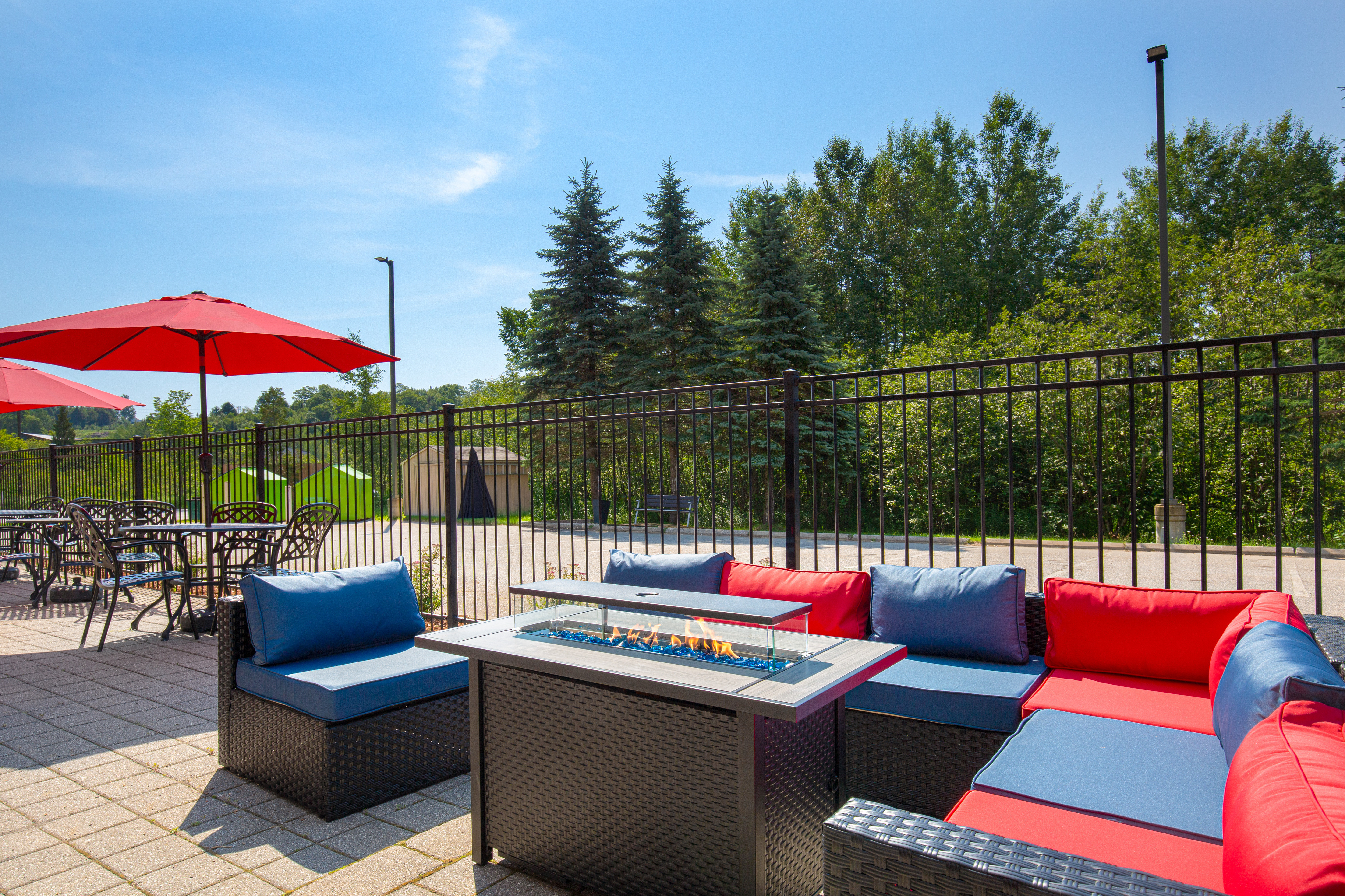 Holiday Inn Express Suites 40/66