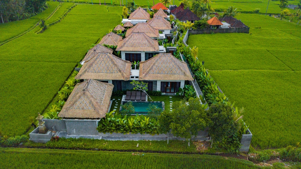 Three Gold Luxury Private Villas 35/50