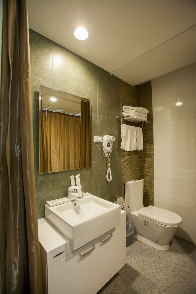 823-Tourist Hotel 62/64