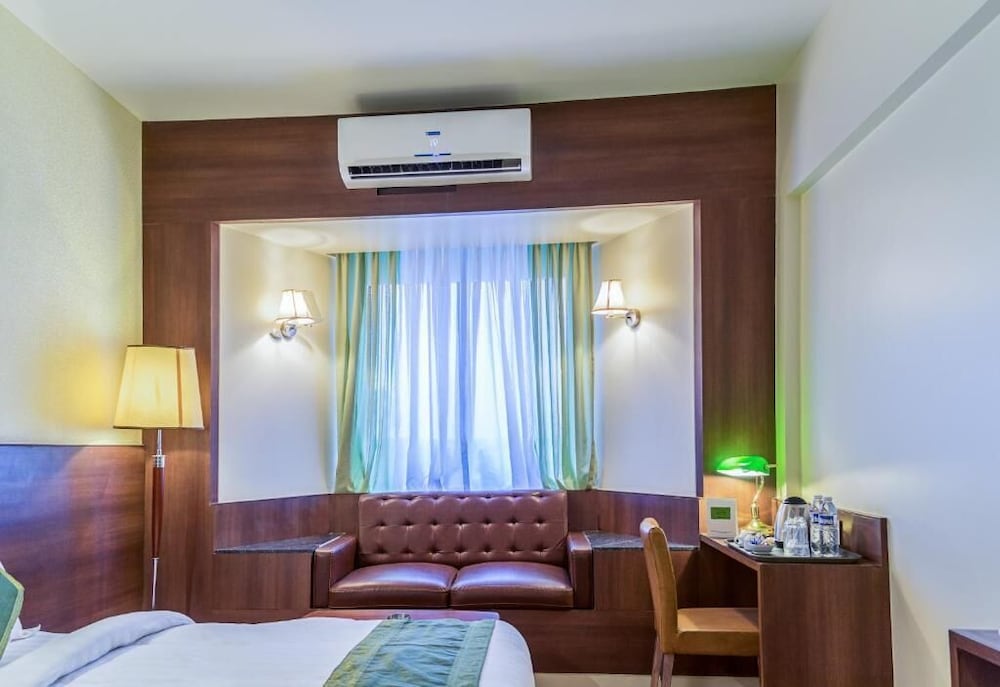 Treebo Grand Emerald Pune 35/50