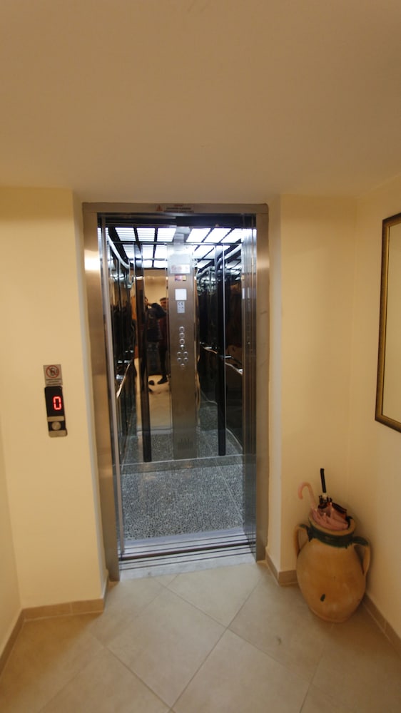 AVE MARIA HOTEL 32/65