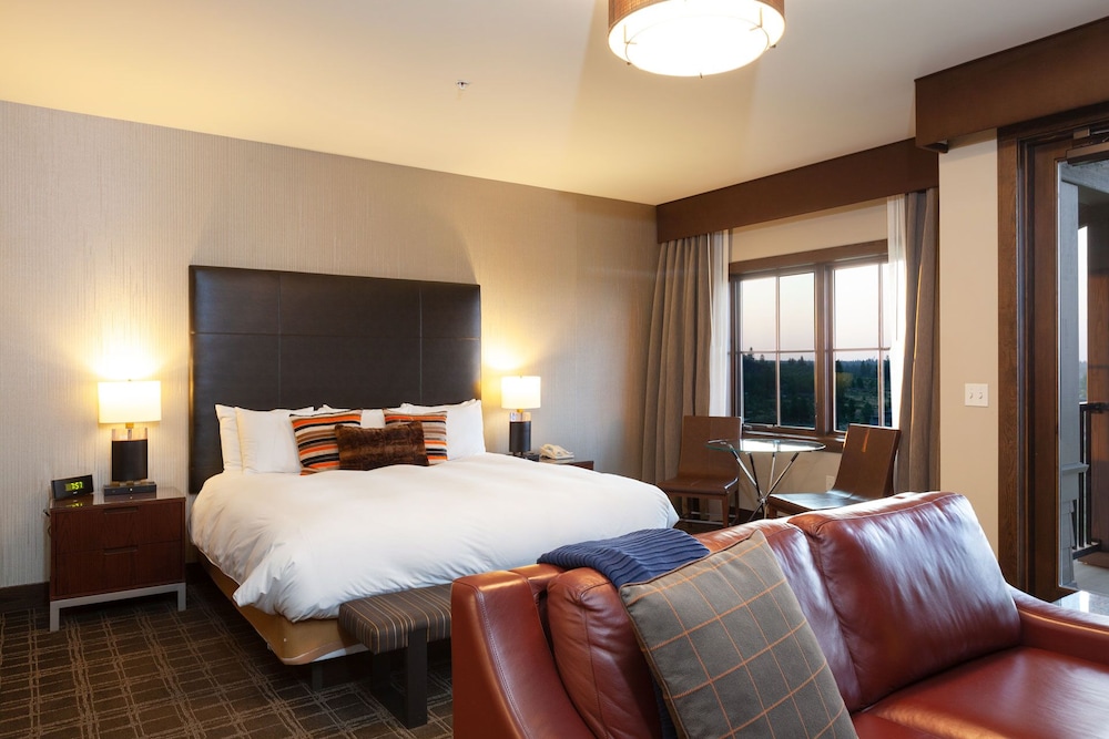 DELUXE, KING BED, GOLF COURSE VIEW, SOFA, PET FRIENDLY, CORNER