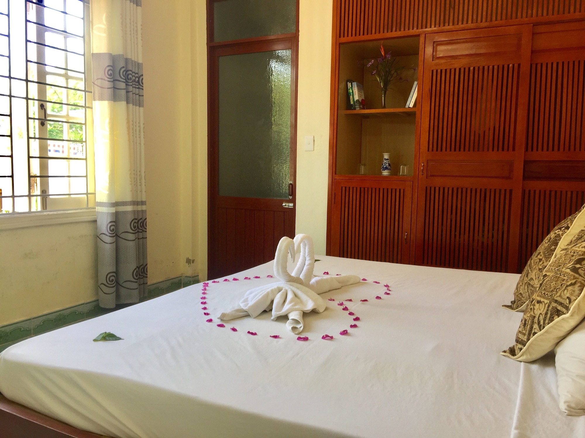 ROOM, DOUBLE BED