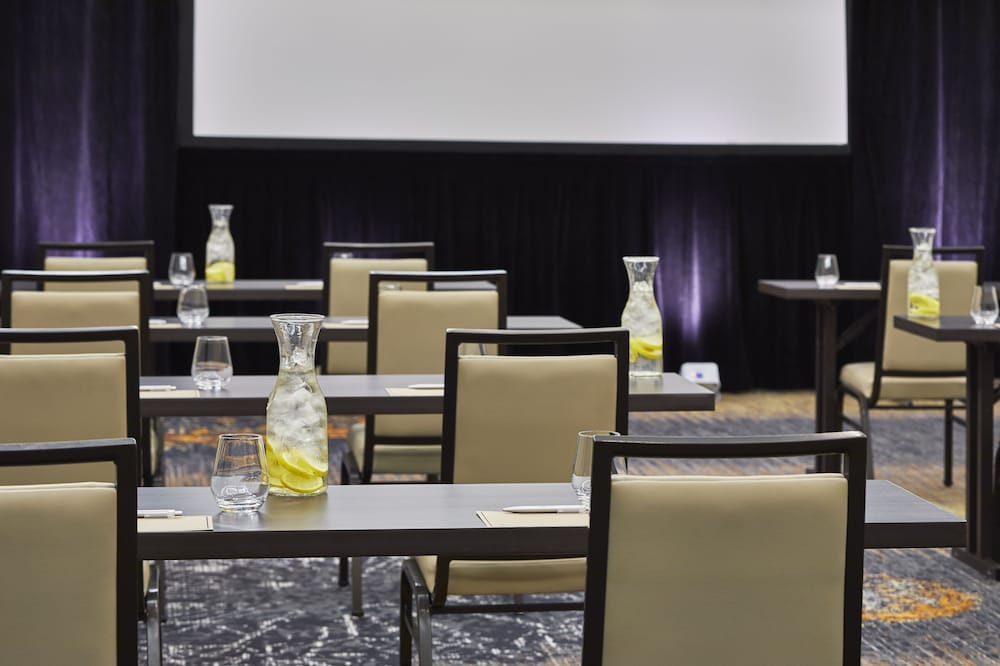 Renaissance Chicago Glenview Suites Hotel 65/72