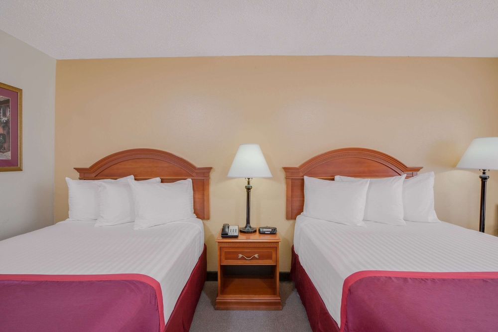 غرفة بسريرين مزدوجين، Days Inn by Wyndham Asheville West 4/8